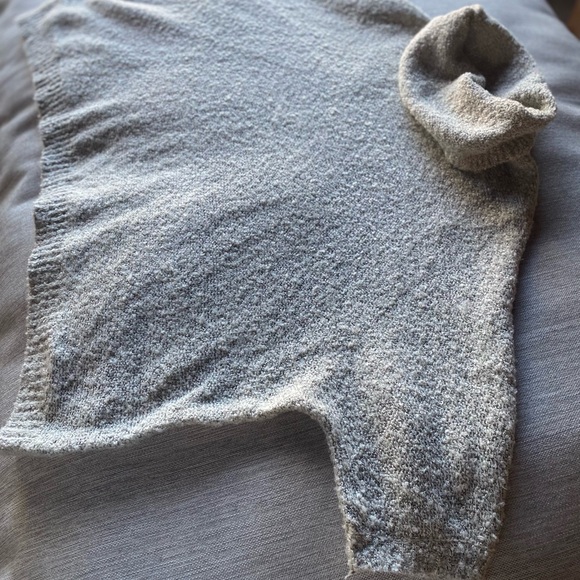 Maddison size M/M, loose fit like a poncho. Keeps you warm and looking good. - Picture 5 of 5